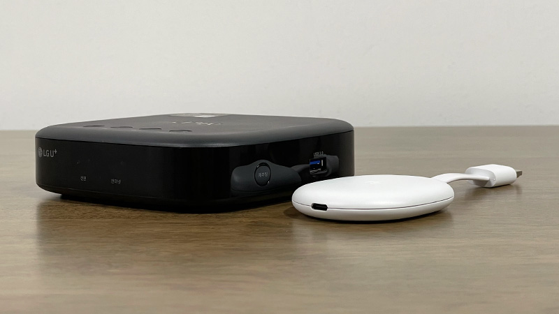 크롬캐스트 vs UHD4 셋톱박스 크기 비교 (두께) - Chromecast(크롬캐스트) with Google TV (4K).jpg